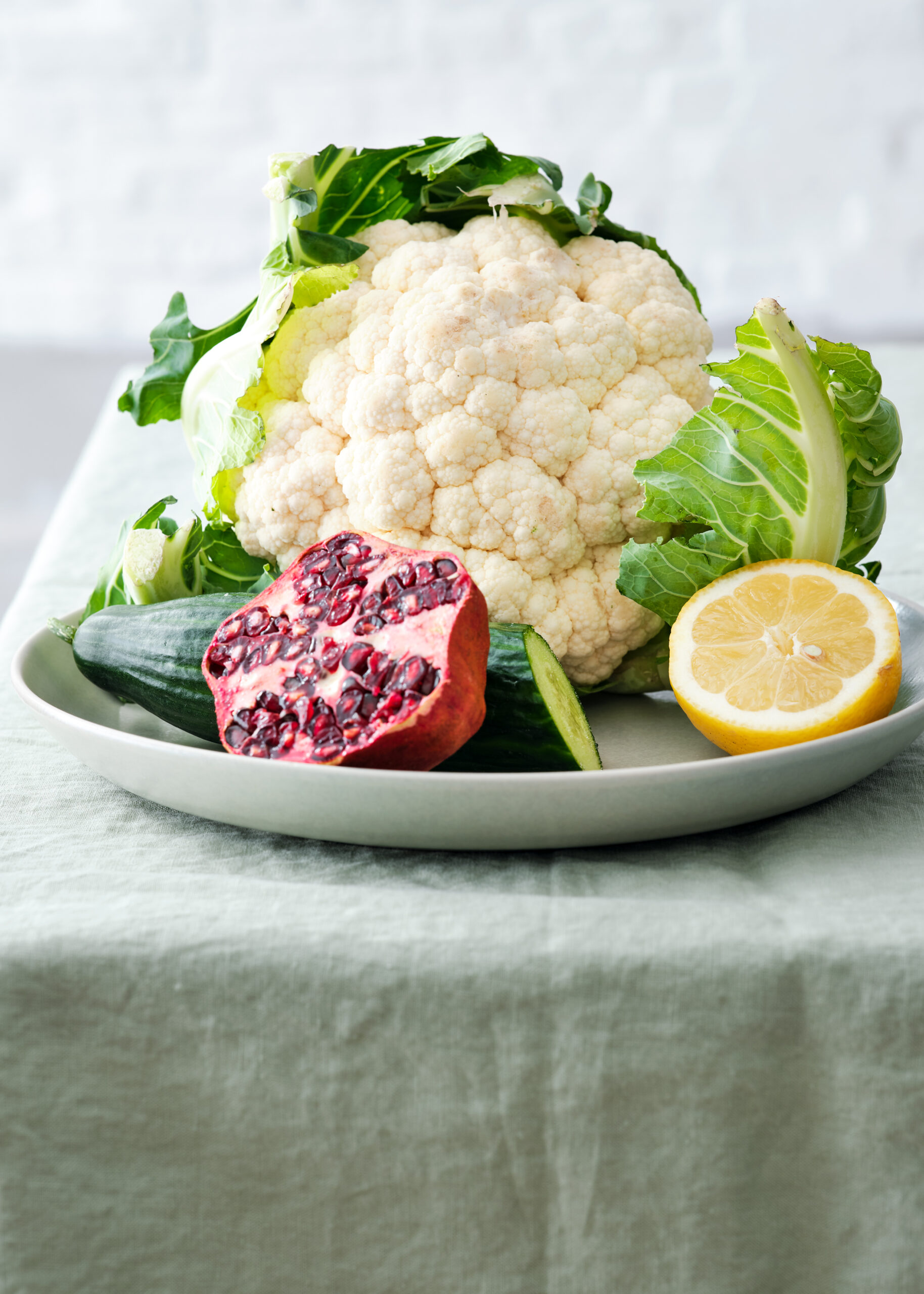 Komkommer-bloemkoolsalade met tahinicreme en halloumi