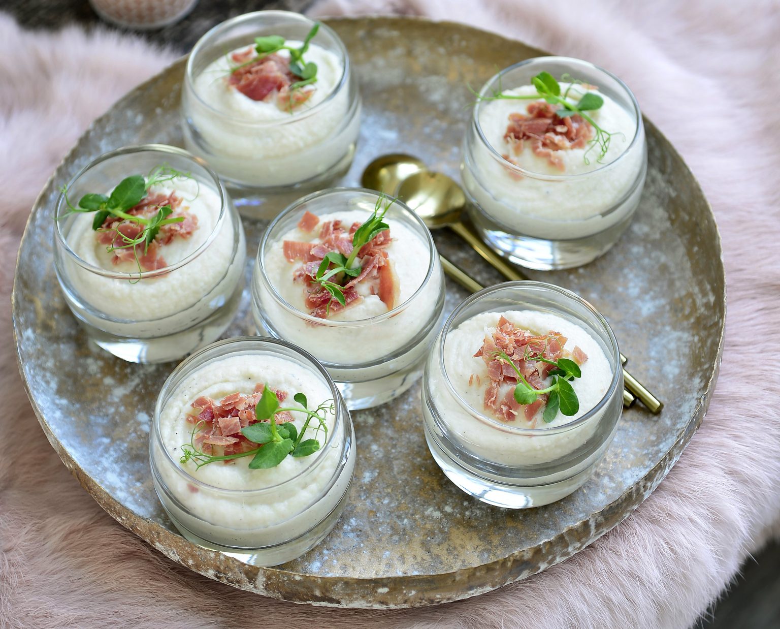 Bloemkool met paprikadip en kruidige dressing | Koken met DeMorgen Bloemkool met paprikadip en kruidige dressing | Koken met DeMorgen